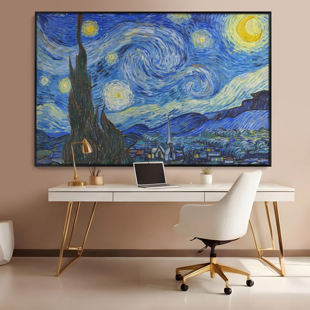 Tablou canvas cu reproducere pictura noapte instelata van gogh, in rama de aluminiu negru, pe perete intr-un birou